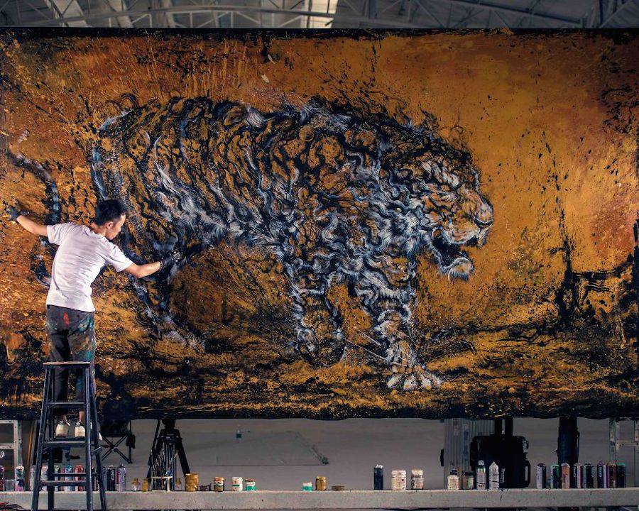 900x720 Giant Painting Of A Roaring Tiger Fubiz Media - Giant Painting