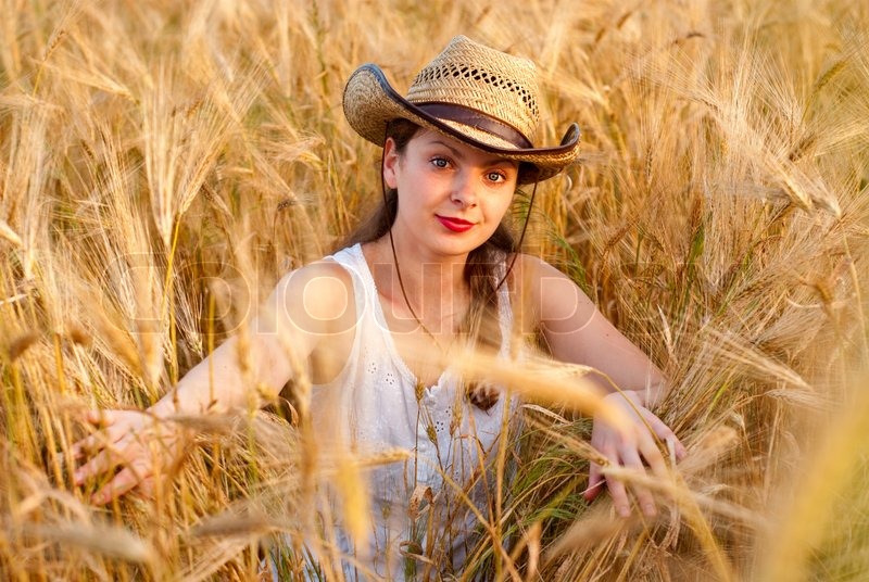 800x536 Girl In Wheat Field In White Dress And Stetson Hat. Selective - Girl In Wheat Field Painting