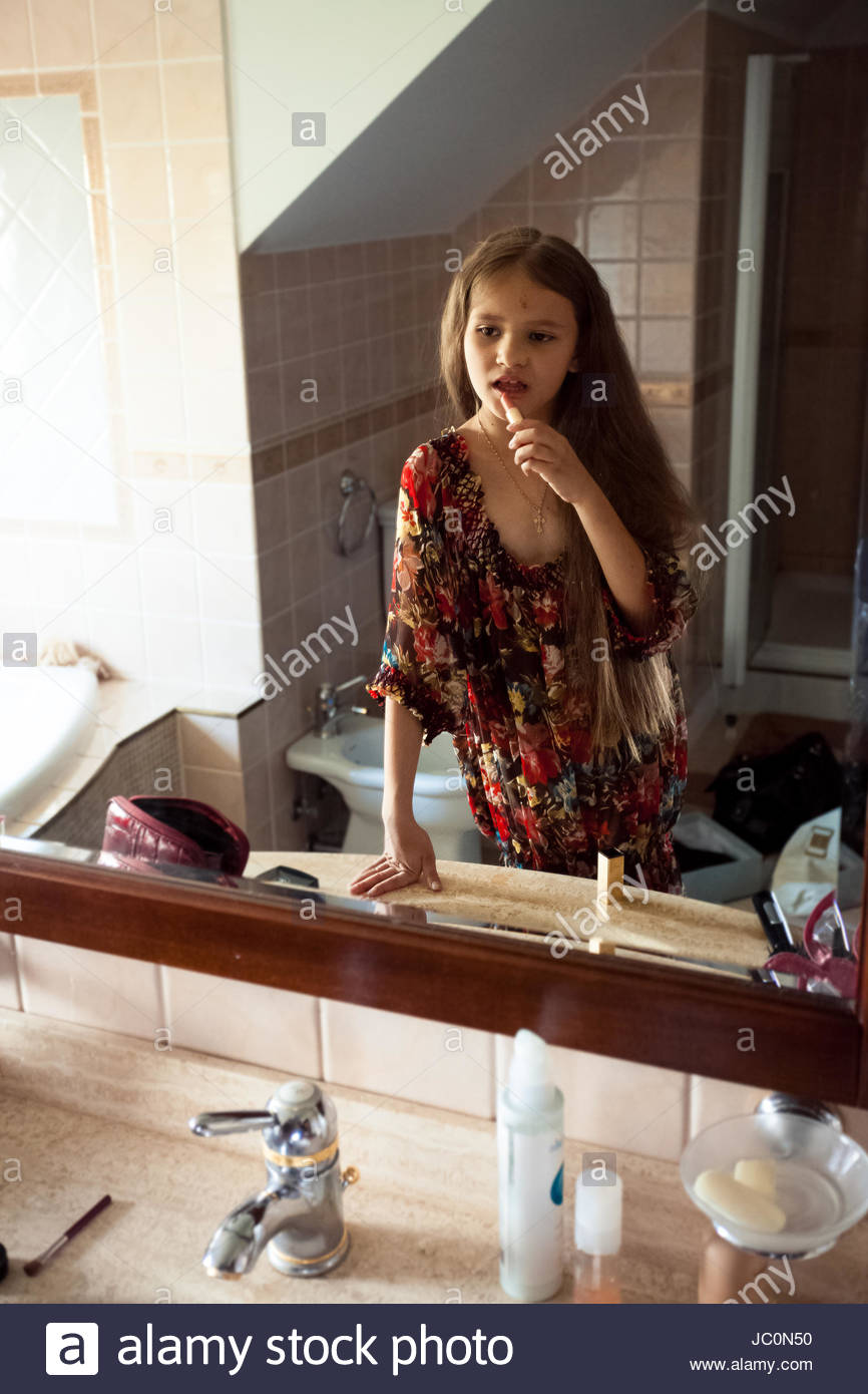 866x1390 Little Cute Girl Looking - Girl Looking In Mirror Painting