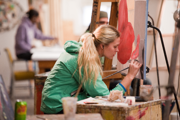 749x499 Pictures Girl Painting A Picture, - Girl Painting A Picture