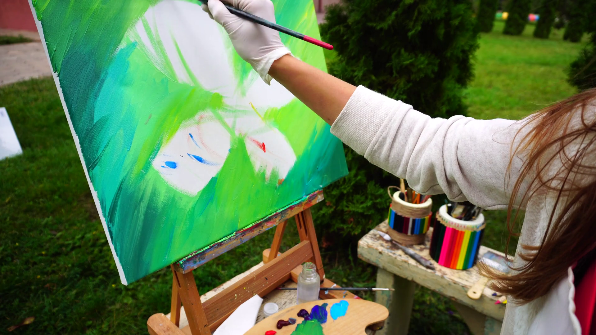 1920x1080 Artist Alluring Girl Draws Background For Painting In Green - Girl Sitting Painting