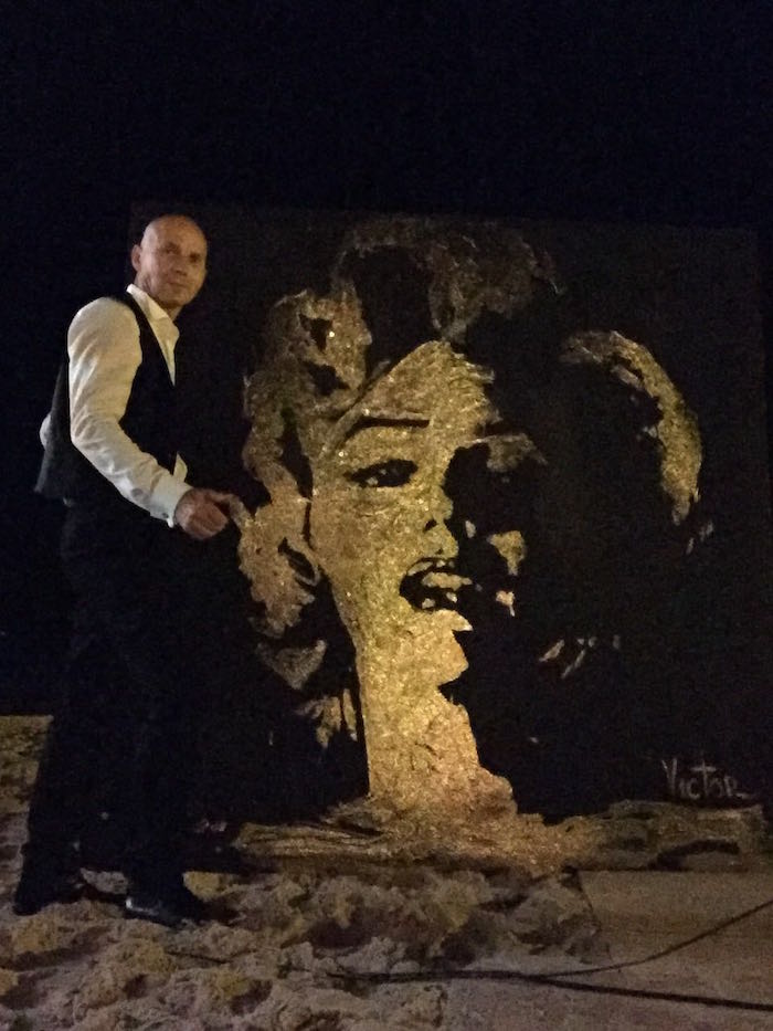 700x933 Performance In Tunis, Tunisia Glue Glitter Painter - Glitter Painting