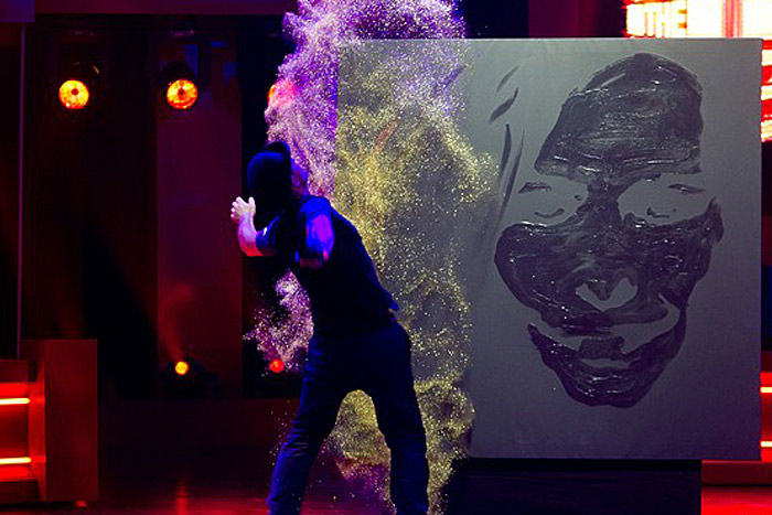 700x467 Live Glue Artist Ravaird Creates Pieces By First Painting - Glitter Painting On Canvas