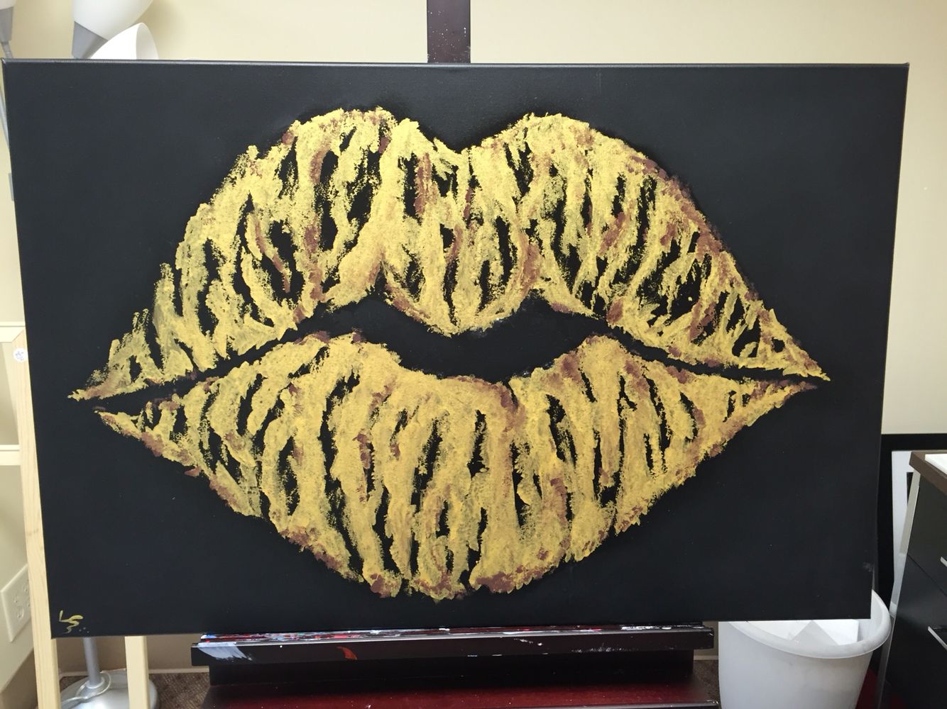 1334x1000 Gold Lips Painting On Black Canvas Lindsey's Art - Gold Lips Painting