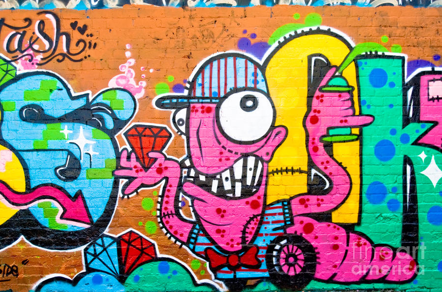 900x594 Graffiti Spray Worm Painting By Yurix Sardinelly - Graffiti Painting