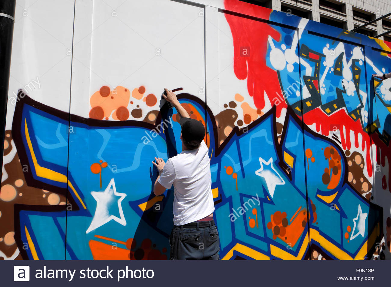 1300x956 Man Spray Painting Graffiti On Great Eastern Street Hoarding - Graffiti Painting