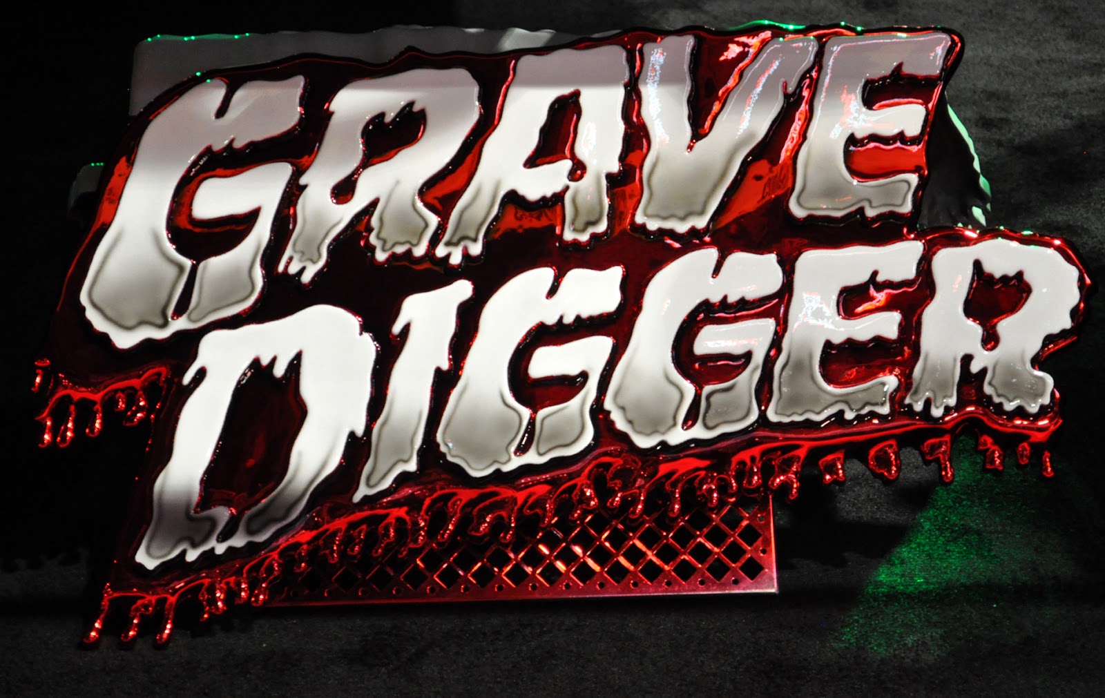 1600x1011 Grave Digger The Metallic Chome Paint Is Killer ~ Automotives - Grave Digger Painting