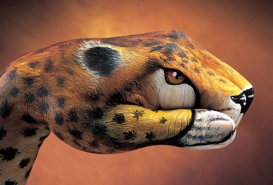 550x374 Amazing Hand Painting Art By Guido Daniele Bored Panda - Hand Painting
