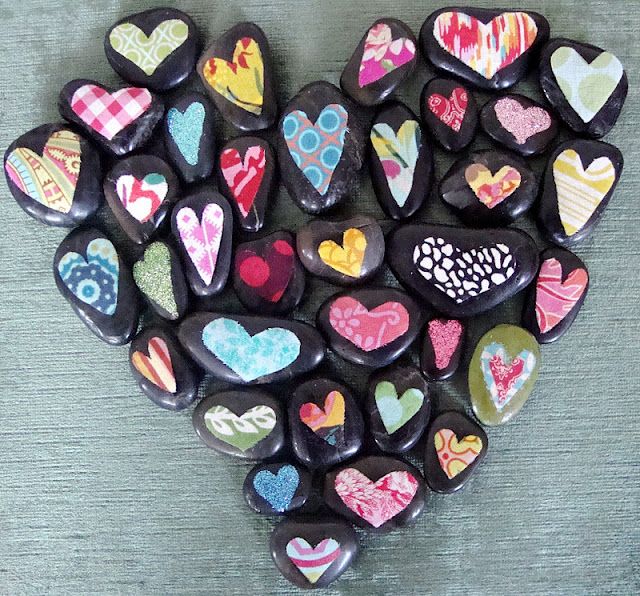 640x596 Paint Black Rocks In These Pretty Colors. Love How She Arranged - Heart Shape Painting