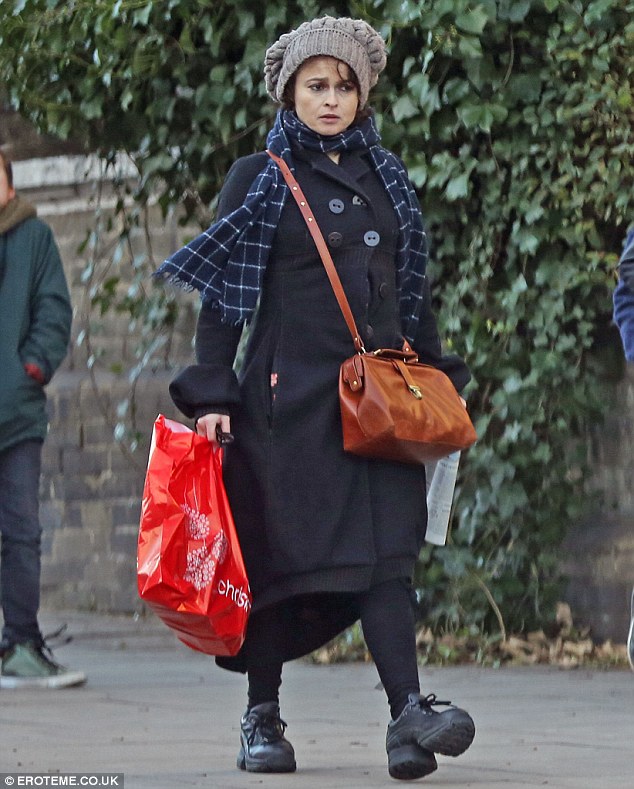 634x789 Helena Bonham Carter Goes Last Minute Christmas Shopping In London - Helena Bonham Carter Keane Painting