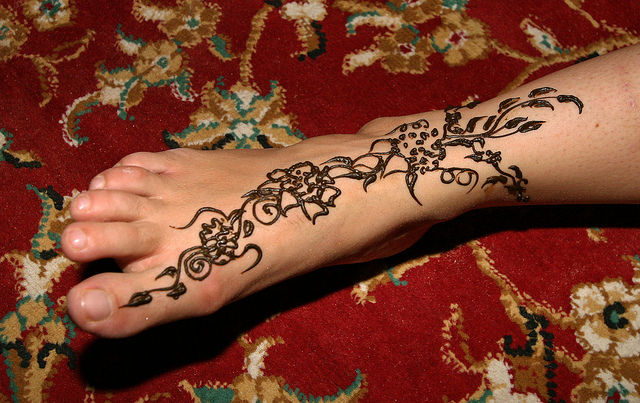 640x403 Henna Painting In Dubai Desert Desert Safari Dubai - Henna Painting