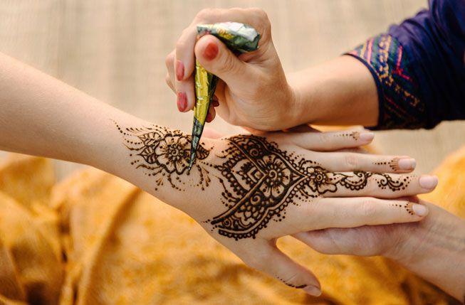 653x429 How To Throw A Henna Party Mnn - Henna Painting
