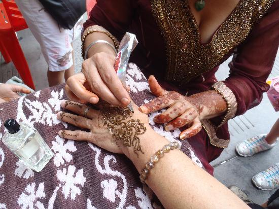 550x412 Henna Hand Painting - Henna Painting