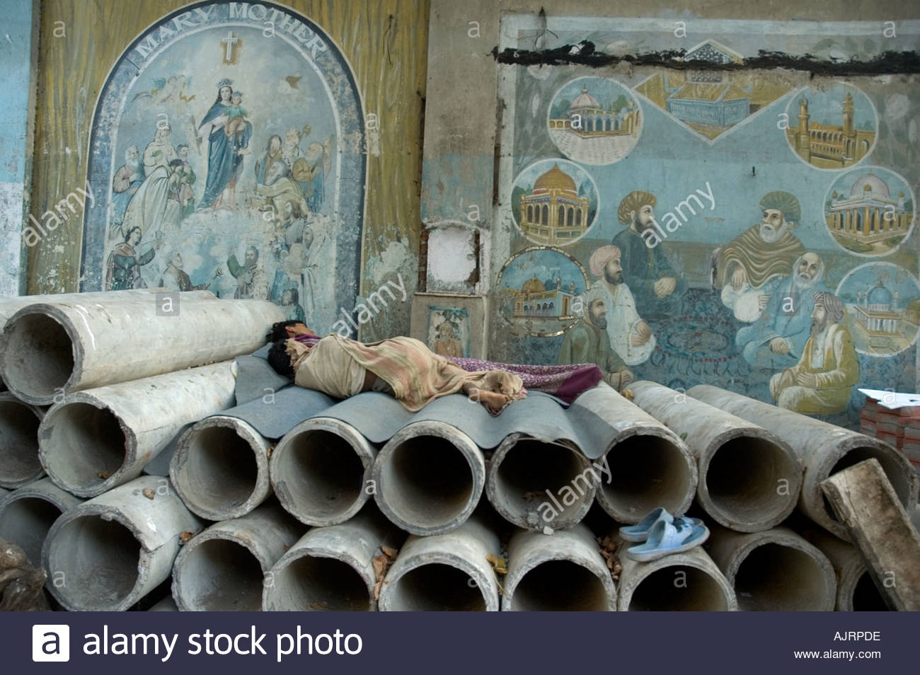 1300x954 Homeless People Sleeping In Front Of Painting Describing Religious - Homeless Painting