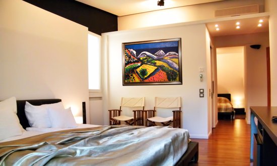 550x329 Family Room With A Painting Of Famous Edo Murtic. - Hotel Room Painting