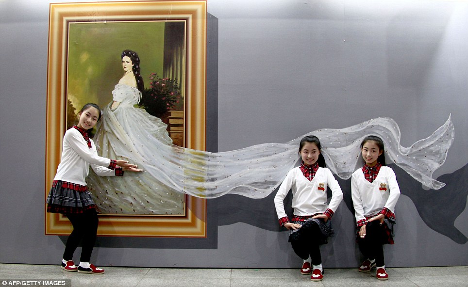 964x592 4d Art Show In China Debuts Visceral New Paintings Daily Mail Online - Interactive Painting