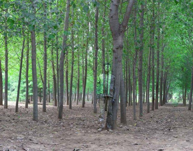 640x503 Liu Bolin The Invisible Man, Paints Himself To Hide In Plain Sight - Invisible Man Painting