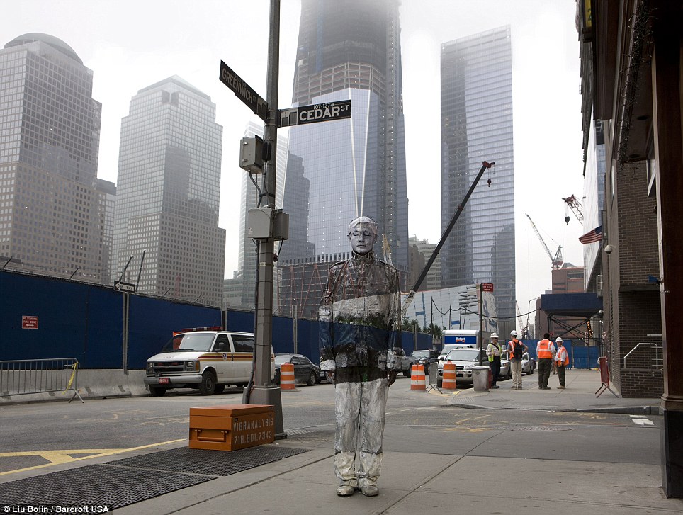 964x727 Invisible Man Artist Pays Personal Tribute To 911 Victims As He - Invisible Man Painting