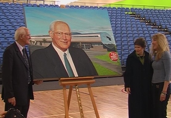 554x381 Paula Novak Paints Peter Jackson - Jackson Paula Painting