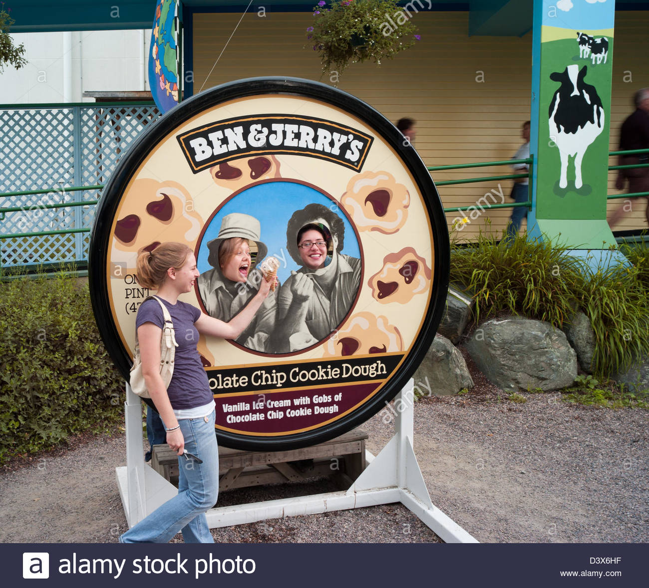 1300x1179 Tow Children Pose Behind A Painting - Jerrys Painting Poster