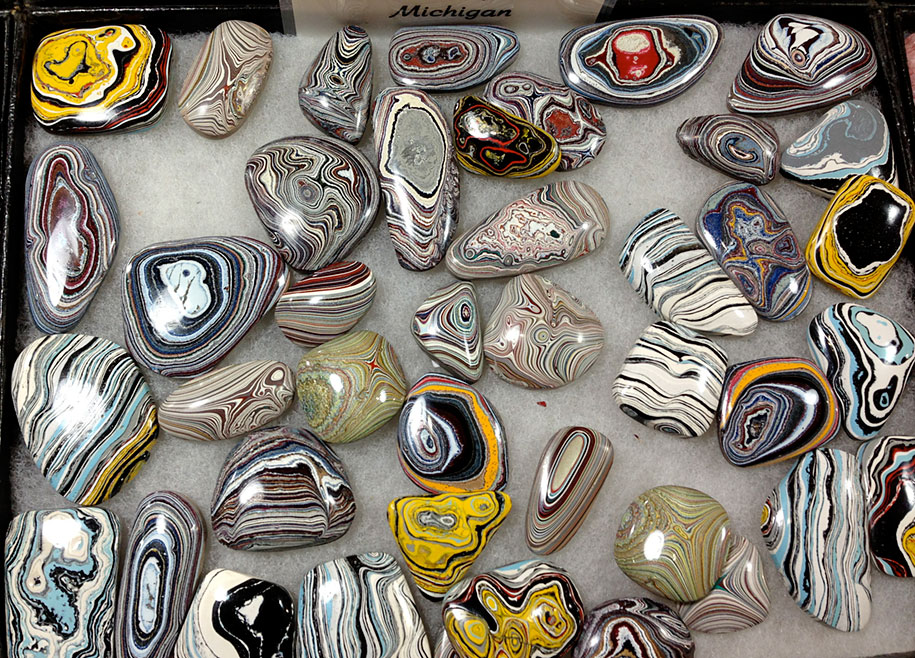 915x658 These Beautiful Stones Were Accidentally Produced During Car - Jewel Painting