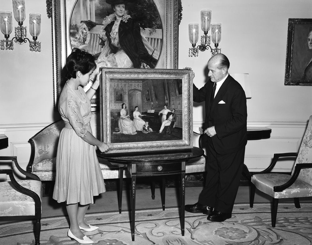 1000x787 Kn 18218. White House Curator Lorraine Waxman Pearceccepts - Jfk Painting In White House