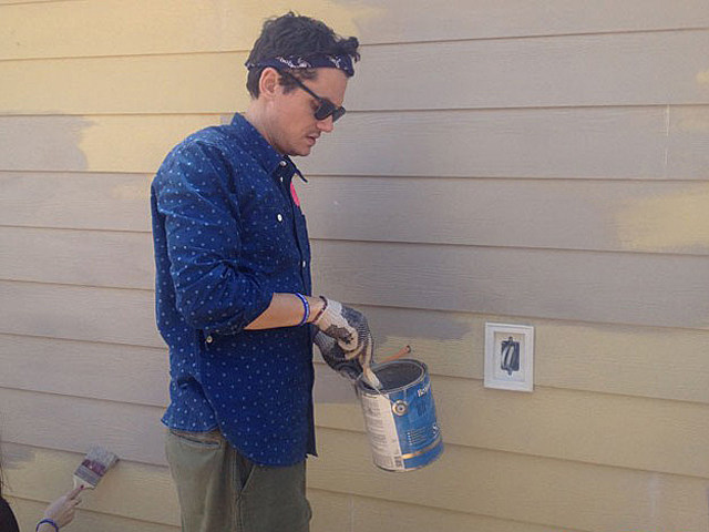640x480 John Mayer Helps Paint Louisiana Veteran's House - John Mayer Painting