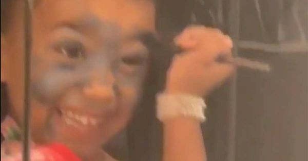 600x315 Kim Kardashian Catches Daughter North Face Painting With Eyeshadow - Kardashian Painting