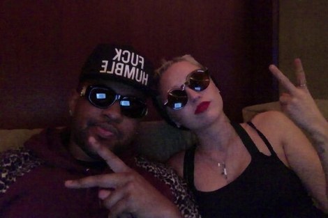 470x313 Miley Cyrus And Kat Von D Painted Love Lipstick Coolspotters - Kat Von D Painting