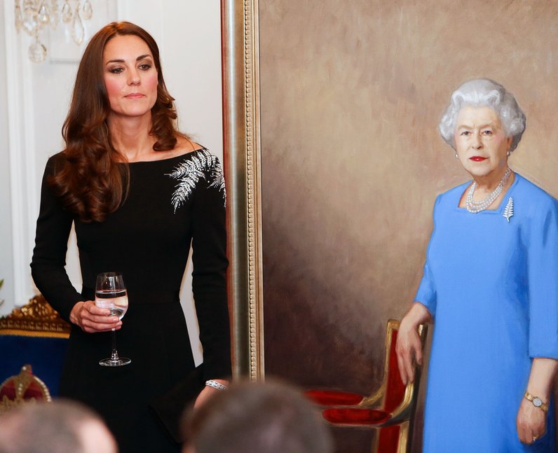 796x647 Kate Poses With The Painting Of The Queen In Wellington. - Kate Middleton Painting