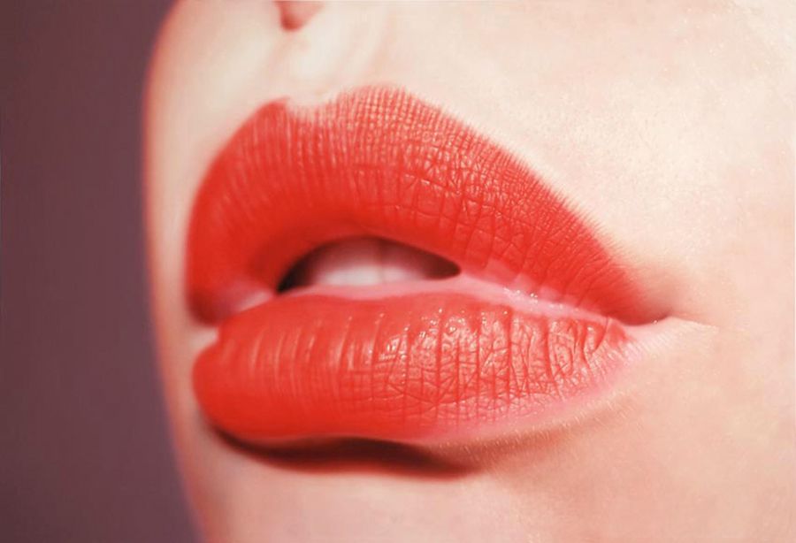 900x614 Sensual Hyperreal Mouths Paintings - Kissing Lips Painting