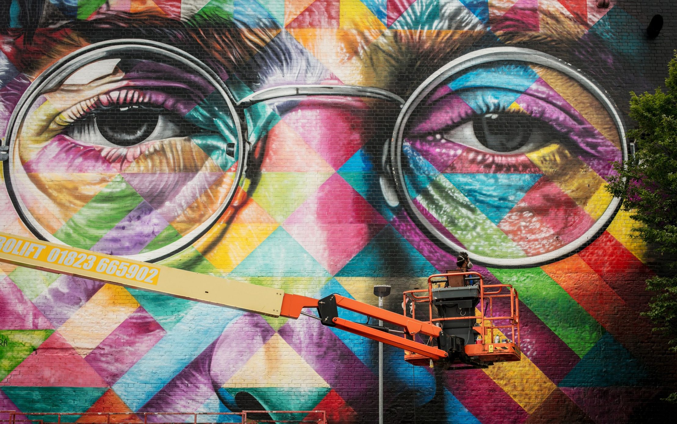 2219x1389 Finishing Touches Are Made To A Portrait Of John Lennon By - Kobra Painting