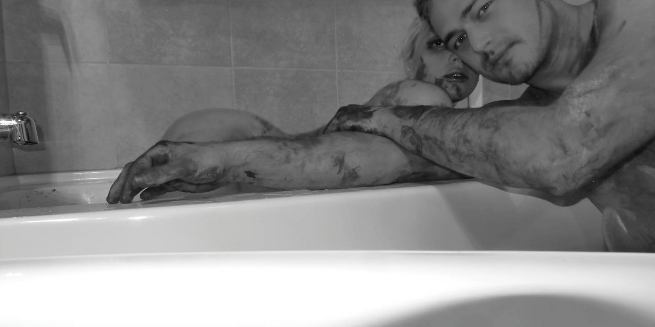 1280x640 Lady Gaga And Her Make Love On A Canvas To Create A Work - Lady Gaga Canvas Painting