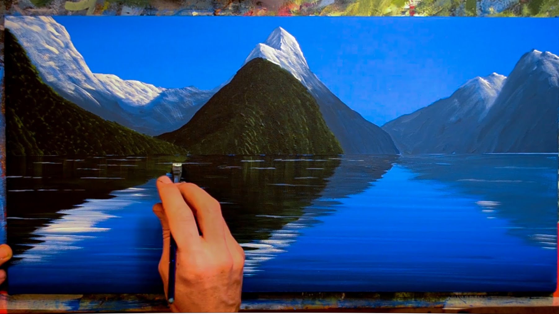 Картины в горы на фоне озера с отражением