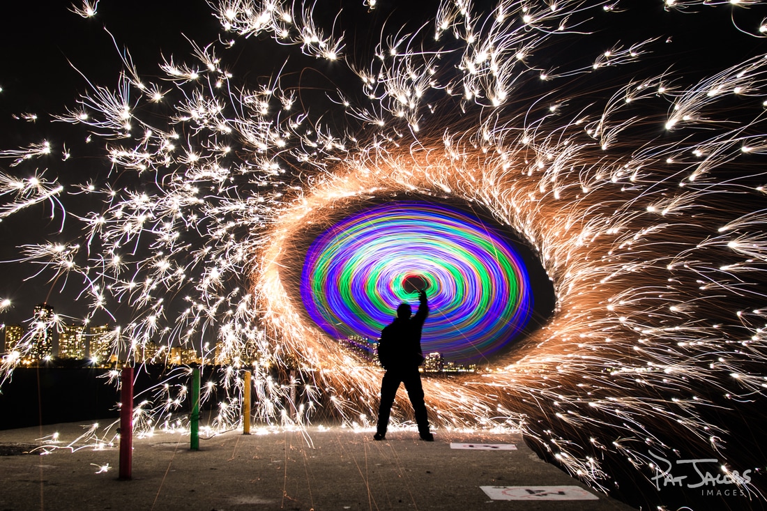 Light painting. Light Painter. Light-Painting фото. Skylight Painting. Light Painting conuss around people.