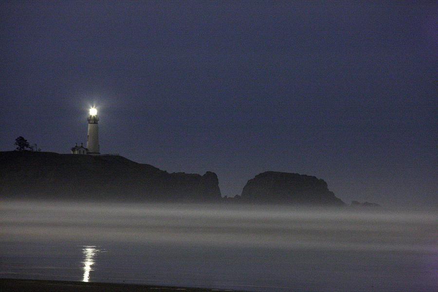 900x600 Yaquina Lighthouse At Night Photograph By Larry Robinson - Lighthouse At Night Painting