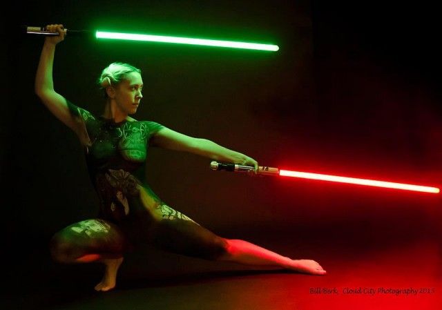 640x449 Star Wars Body Painting - Lightsaber Painting