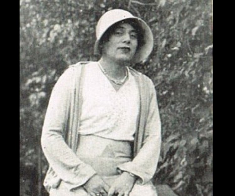 750x625 Lili Elbe Biography - Lili Painting