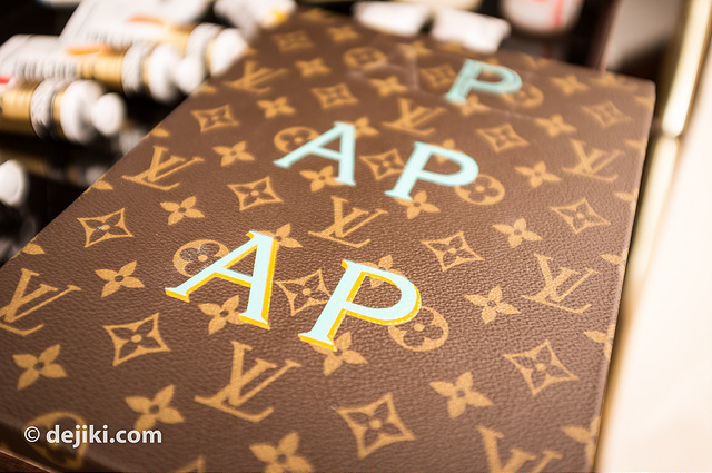 640x425 Louis Vuitton The Art Of Packing - Louis Vuitton Painting