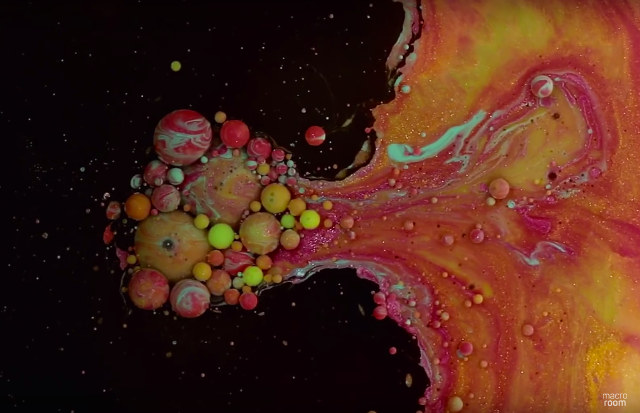 640x413 Look At All The Little Planets And Galaxies! Macro Video Of Paint - Macro Painting