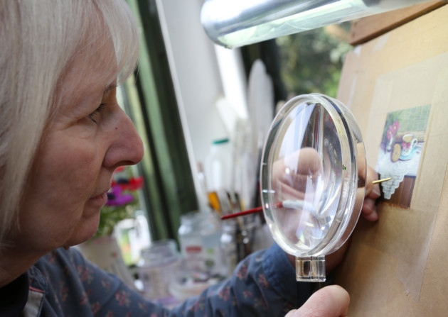 630x447 Lesley Newman - Magnifying Glass Painting