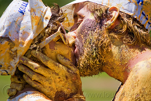 500x334 Painted Couple Kissing - Man And Woman Kissing Painting