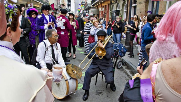 620x349 Twenty Reasons To Visit New Orleans - Mardi Gras Bourbon Street Painting