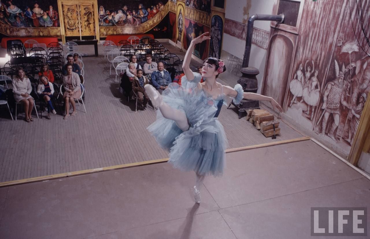 1280x827 Marta Becket Dancing - Marta Becket Painting