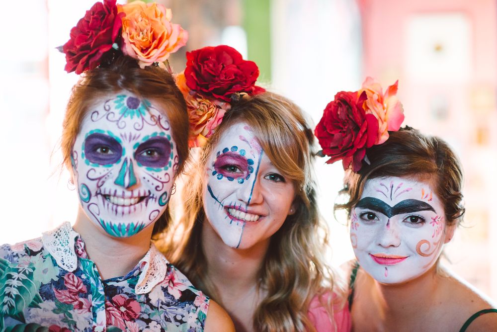 1000x668 Why Sugar Skull Makeup Is Used To Celebrate The Day Of The Dead - Mexican Sugar Skull Painting
