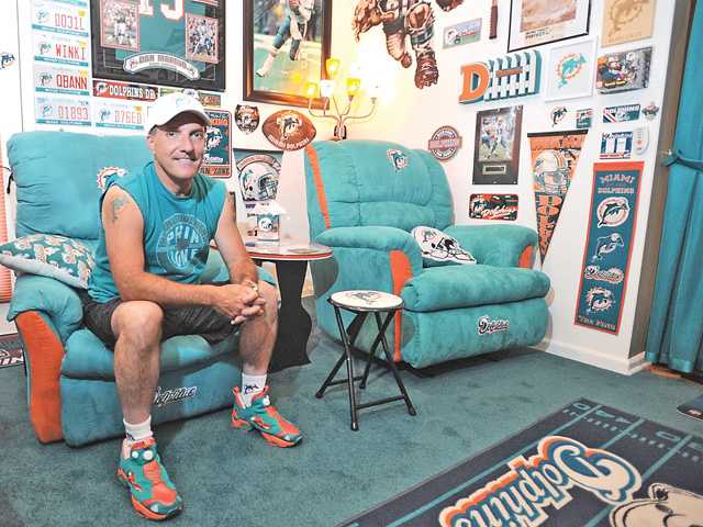 640x480 Sports Crazed Scv's Dolphins Superfan - Miami Dolphins Painting