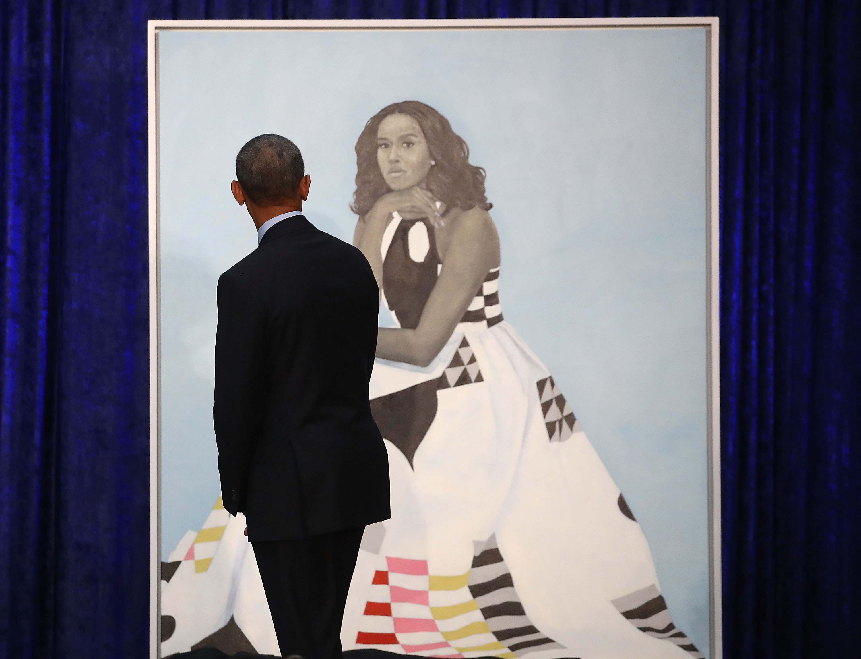 3000x2295 This Photo Of A Girl Looking At Michelle Obama's Portrait Is So - Michelle Obama Painting