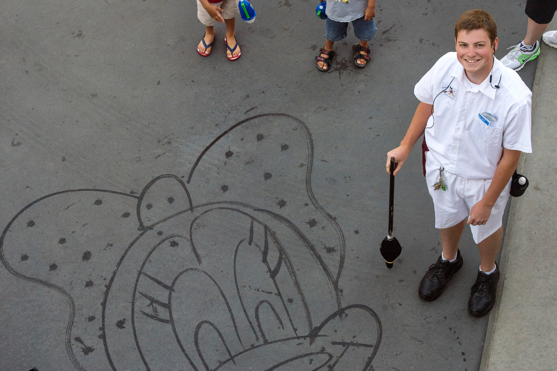 2241x1492 - Mickey Painting Walt Disney