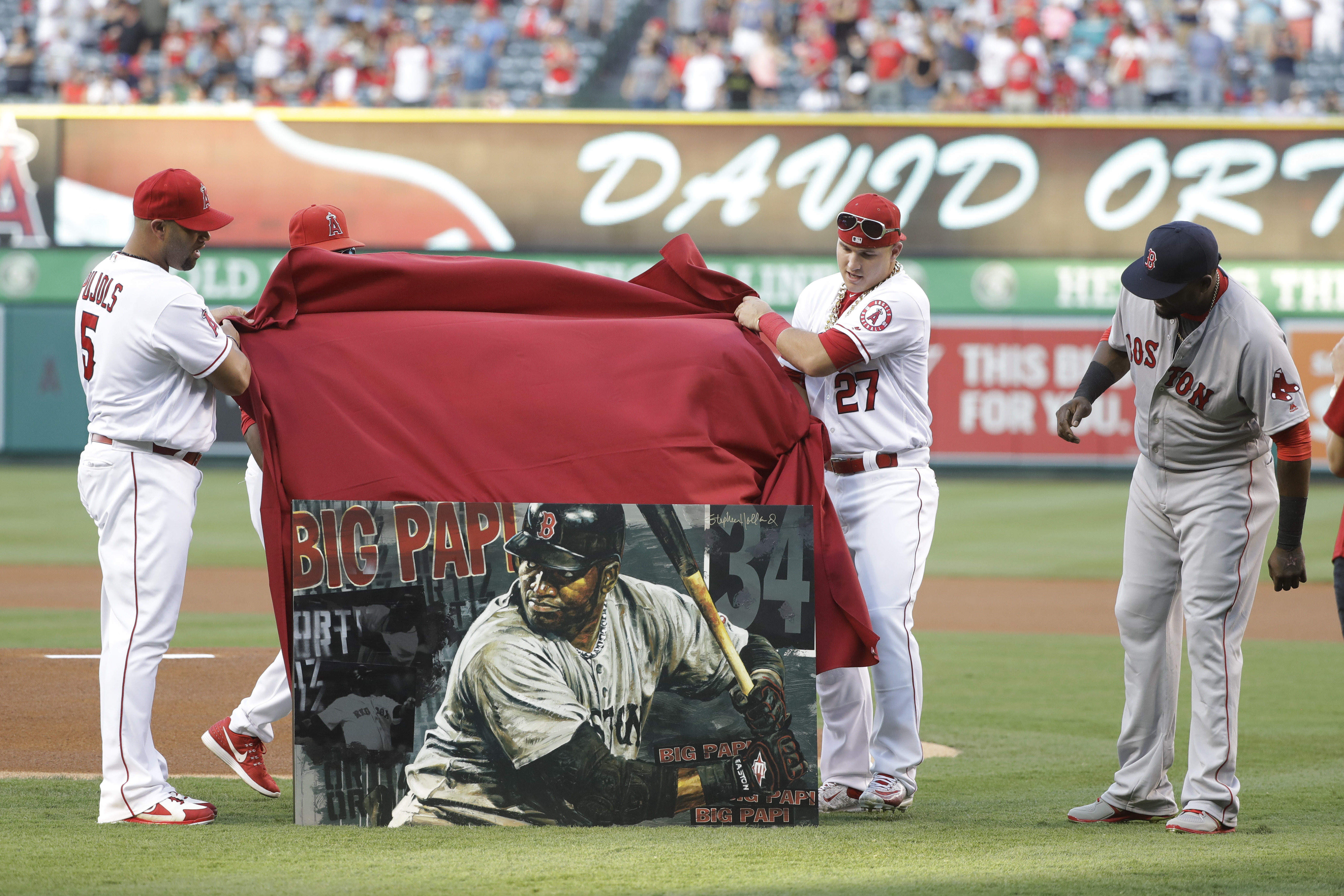 5202x3468 Mike Trout Dons Giant Chain And Sunglasses Present Portrait - Mike Trout Painting