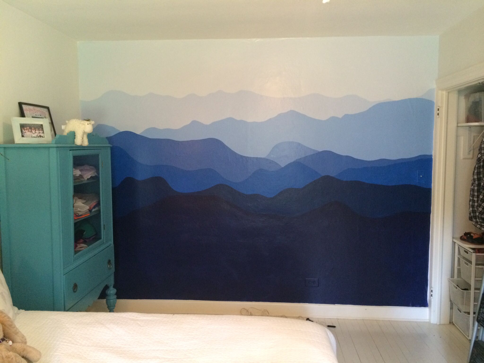 2048x1536 Blue Ridge Mountains Painted On Bedroom Wall Interiors - Mountain Wall Painting